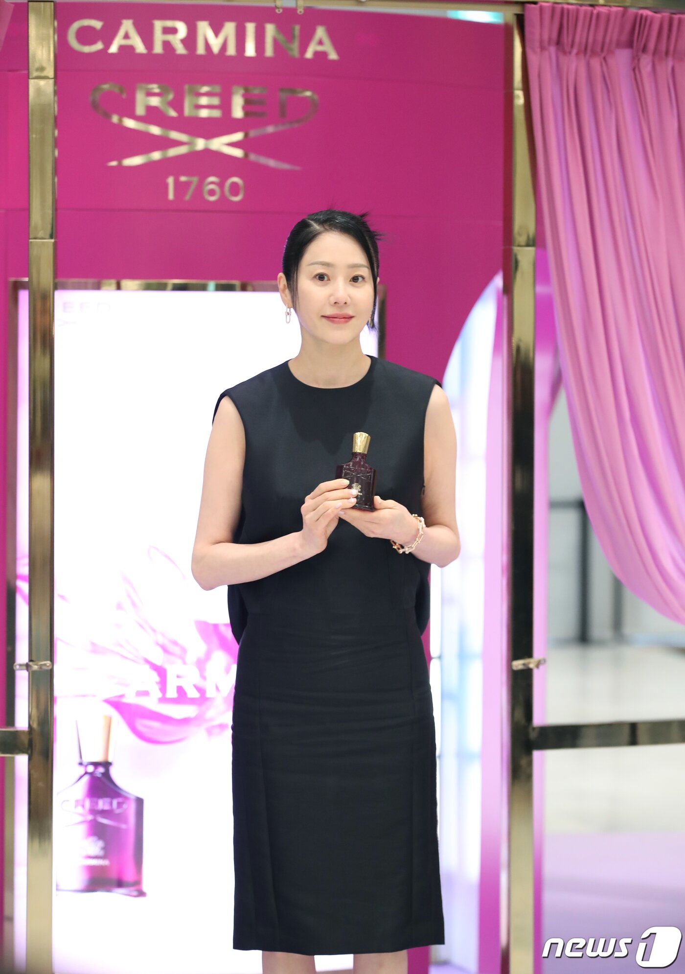 본문 이미지 - 배우 고현정이 16일 서울 영등포구 더현대 서울에서 열린 크리드 향수 포토콜 행사에서 포즈를 취하고 있다. ⓒ News1 권현진 기자