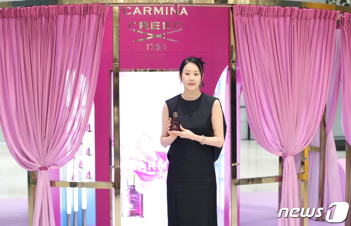 본문 이미지 - 배우 고현정이 16일 서울 영등포구 더현대 서울에서 열린 크리드 향수 포토콜 행사에서 매력을 발산하고 있다. ⓒ News1 권현진 기자