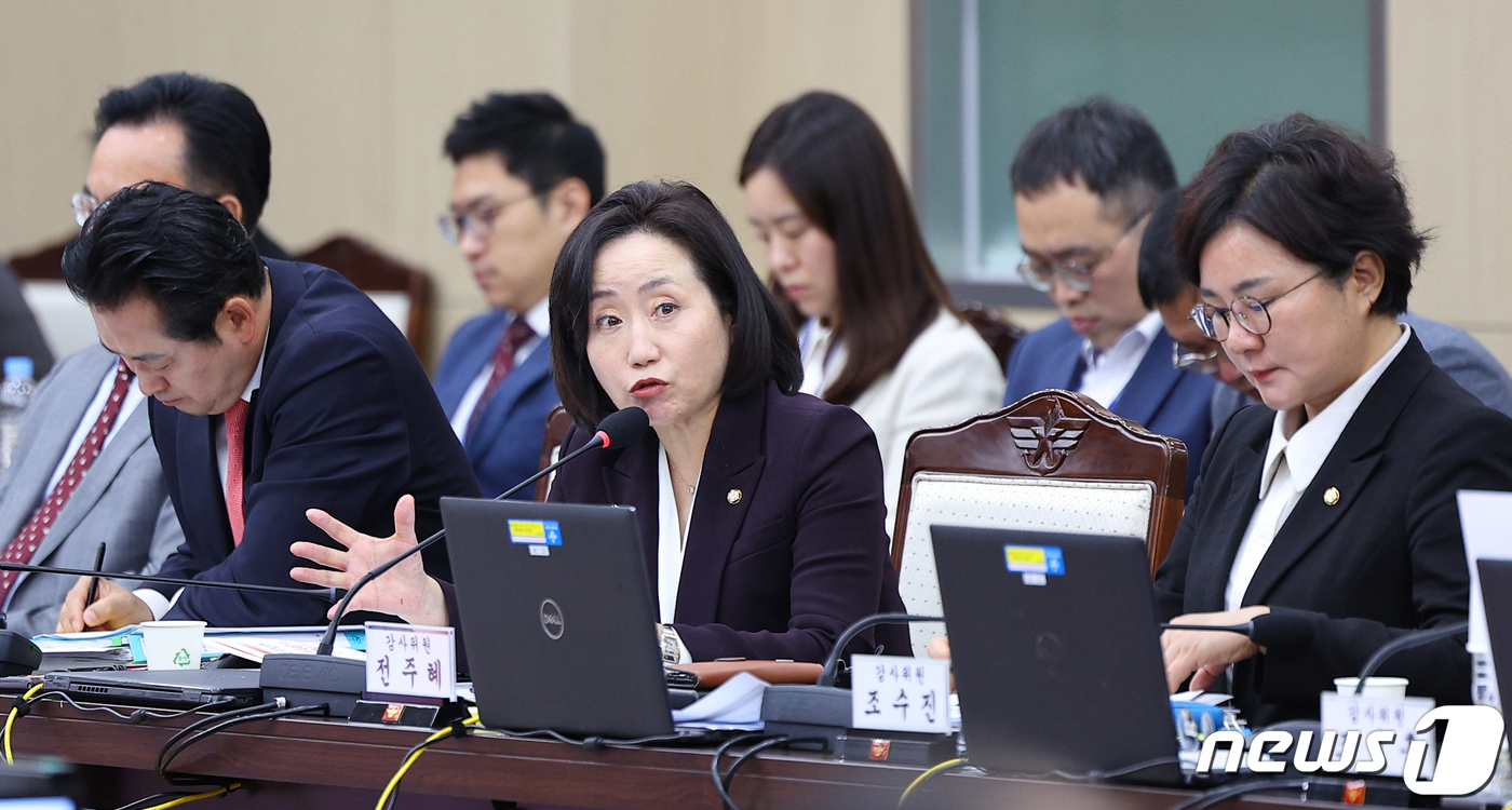 (서울=뉴스1) 박정호 기자 = 16일 오후 서울 용산구 국방부에서 열린 국회 법제사법위원회의 국방부 군사법원에 대한 국정감사에서 국민의힘 전주혜 의원이 질의하고 있다.  (공동취 …