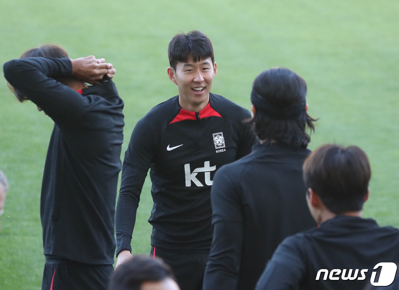 본문 이미지 - 대한민국 축구대표팀 손흥민이 16일 오후 경기 수원시 팔달구 수원월드컵경기장에서 평가전 대비 훈련을 하고 있다. 클린스만호는 오는 17일 베트남을 상대로 평가전을 치른다. 2023.10.16/뉴스1 ⓒ News1 김영운 기자