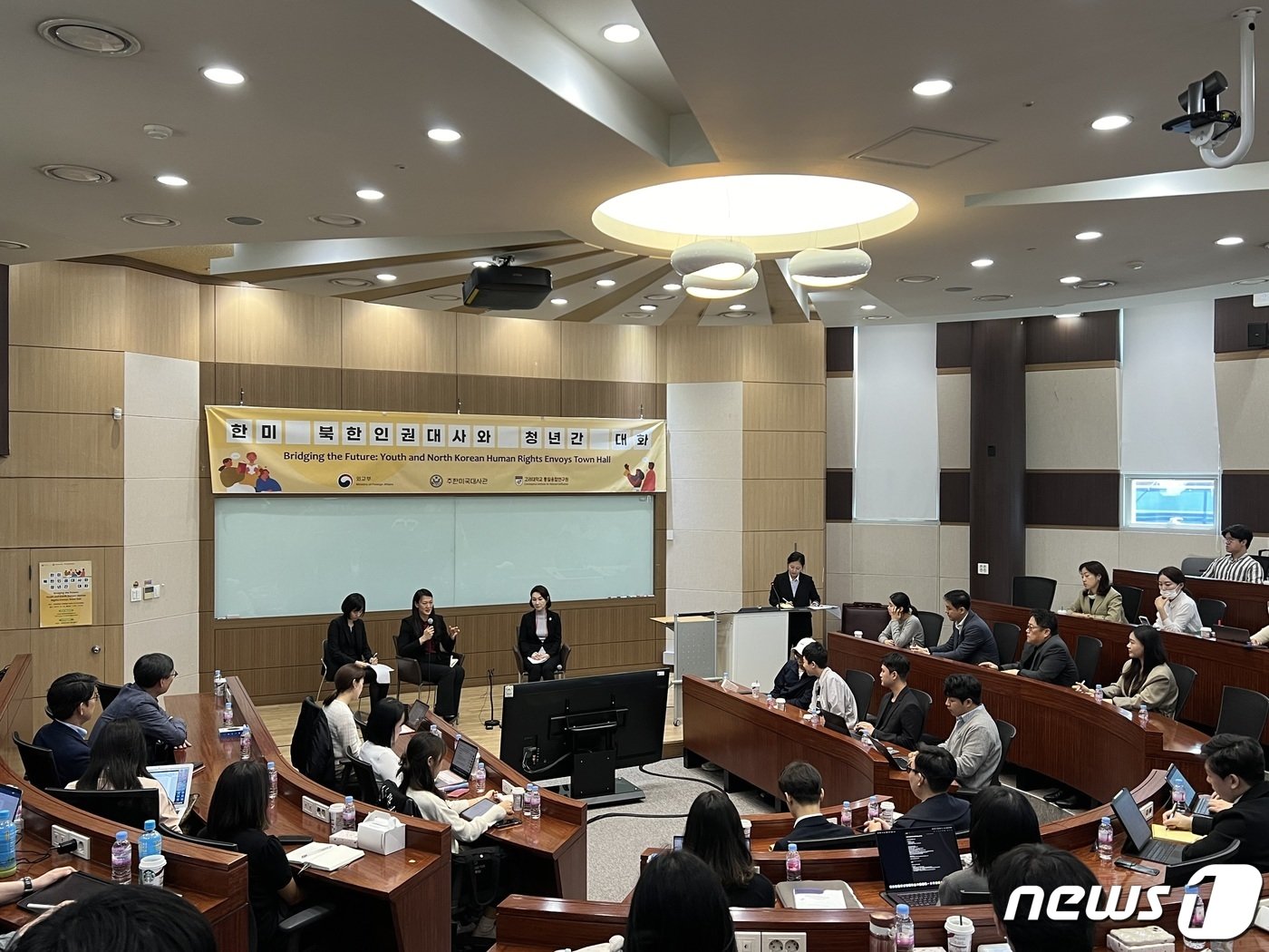 본문 이미지 - '한미 북한인권대사와 청년간 대화'.(외교부 제공)