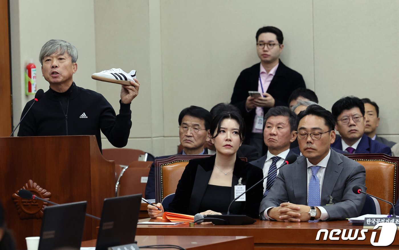 김정중 아디다스전국점주협의회장&#40;왼쪽&#41;이 16일 서울 여의도 국회에서 열린 정무위원회의 공정거래위원회 등에 대한 국정감사에서 참고인으로 출석, 신발을 들고 발언하고 있다. 사진 오른쪽은 피터 곽 아디다스코리아 대표이사. 2023.10.16/뉴스1 ⓒ News1 황기선 기자