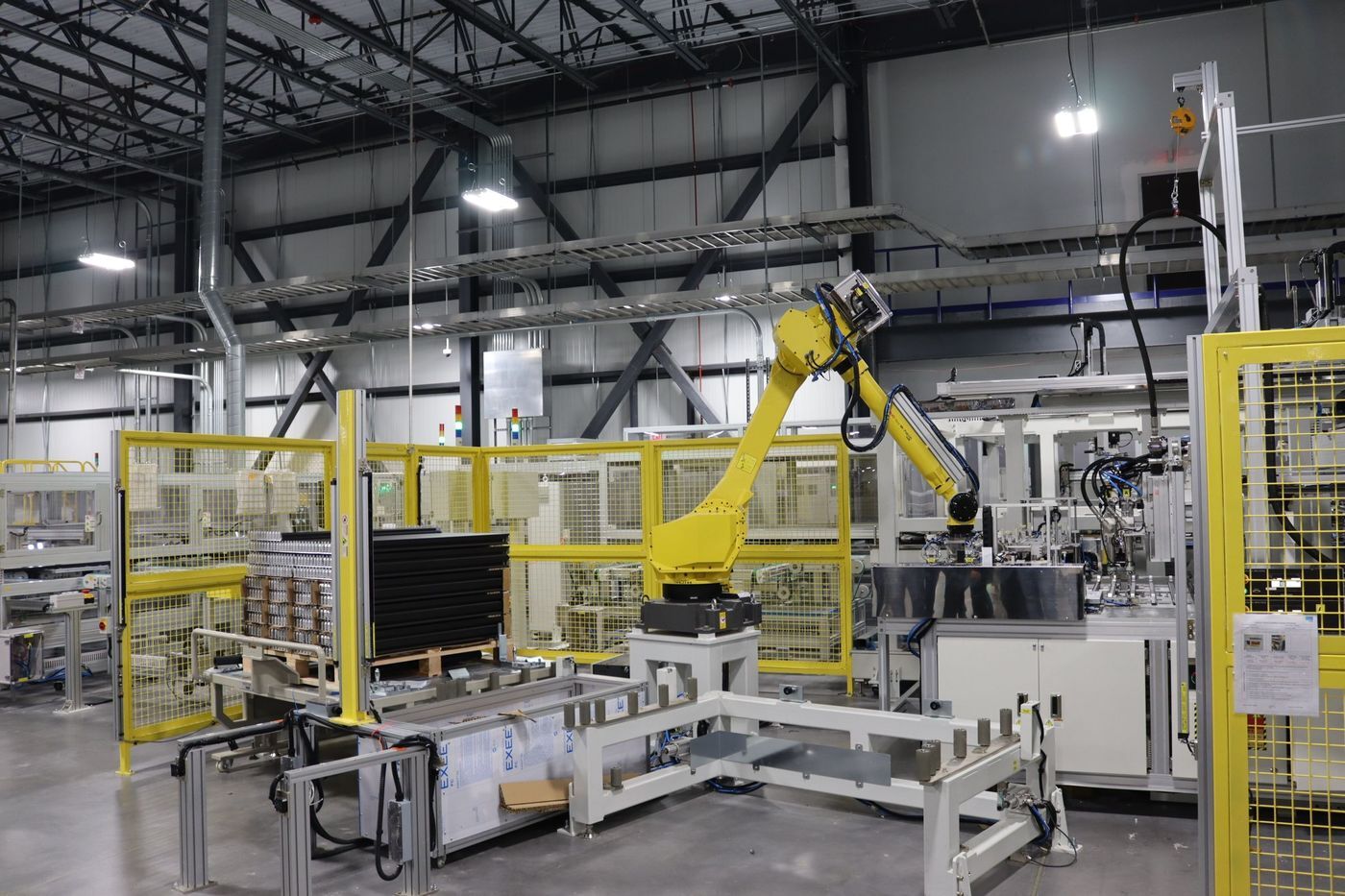 본문 이미지 - 한화솔루션 큐셀 부문 달튼 2공장에서 자동화 로봇이 모듈 프레임을 조립하고 있다.(한화솔루션 제공)