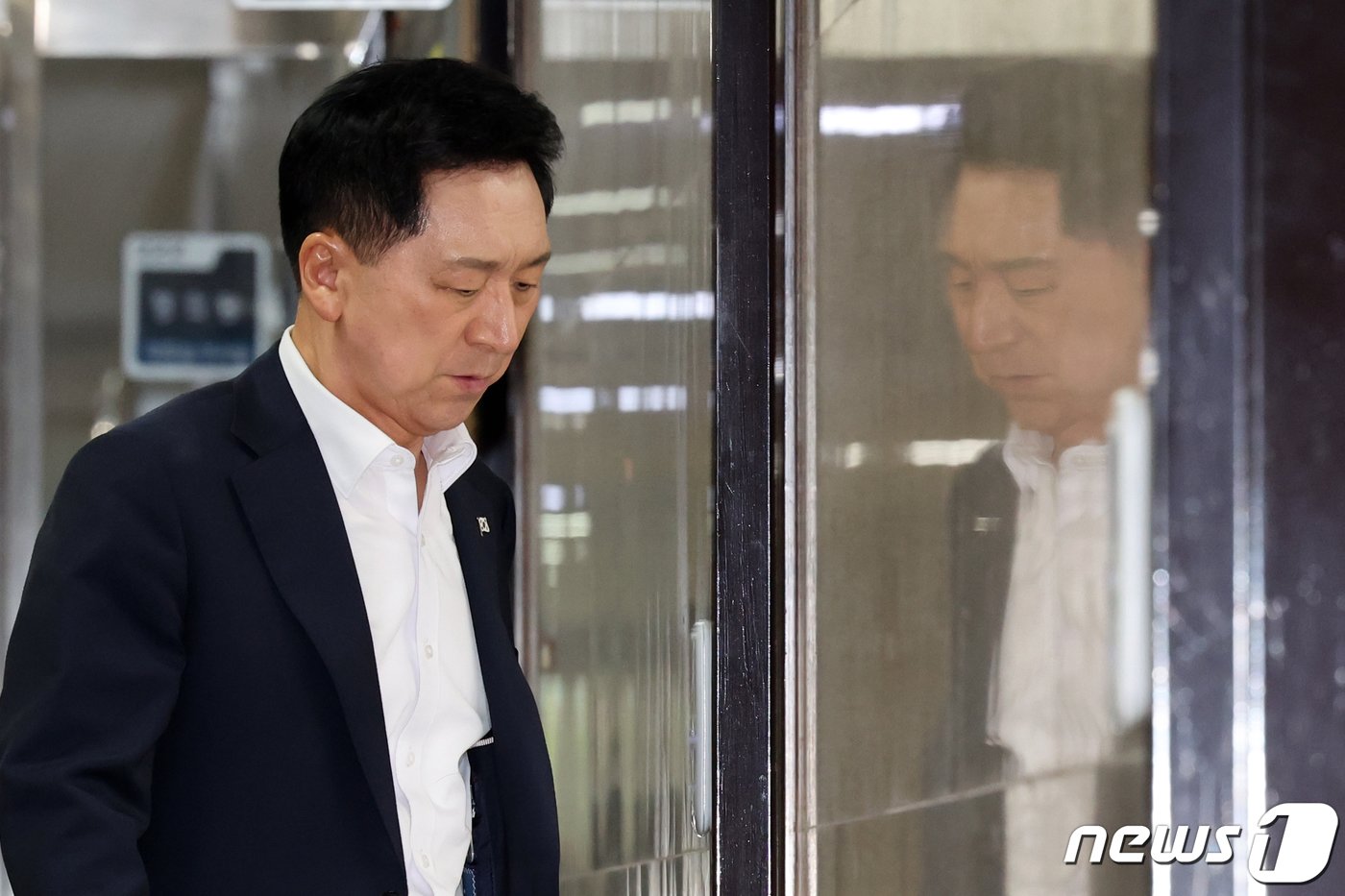 본문 이미지 - 김기현 국민의힘 대표가 16일 오후 서울 여의도 국회에서 이만희 사무총장과 유의동 정책위의장 등 주요 신임 당직자와 비공개 면담을 마치고 당대표실로 발걸음을 옮기고 있다. 2023.10.16/뉴스1 ⓒ News1 황기선 기자