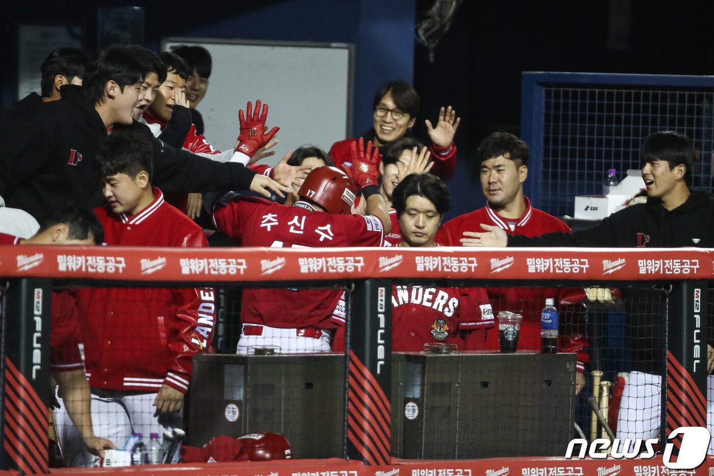 본문 이미지 - 16일 서울 송파구 잠실야구장에서 열린 프로야구 &#39;2023 신한 SOL KBO리그&#39; SSG 랜더스와 두산 베어스의 경기에서 추신수가 동료들과 하이파이브를 하고 있다. 2023.10.16/뉴스1 ⓒ News1 유승관 기자