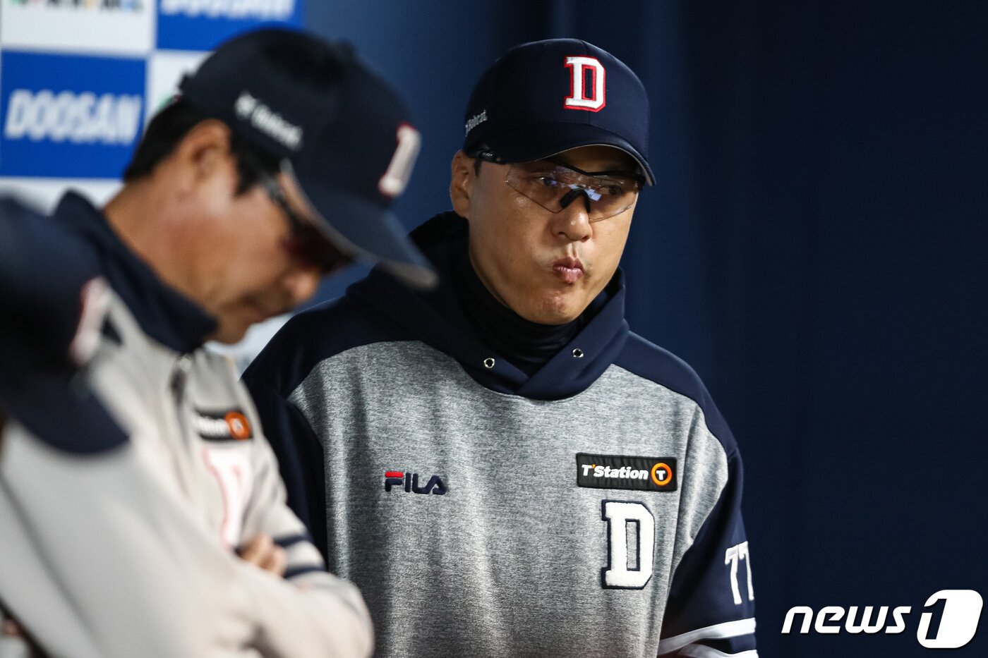 본문 이미지 - 16일 서울 송파구 잠실야구장에서 열린 프로야구 '2023 신한 SOL KBO리그' SSG 랜더스와 두산 베어스의 경기, 7회초 두산 이승엽 감독이 굳은 표정을 짓고 있다. 2023.10.16/뉴스1 ⓒ News1 유승관 기자