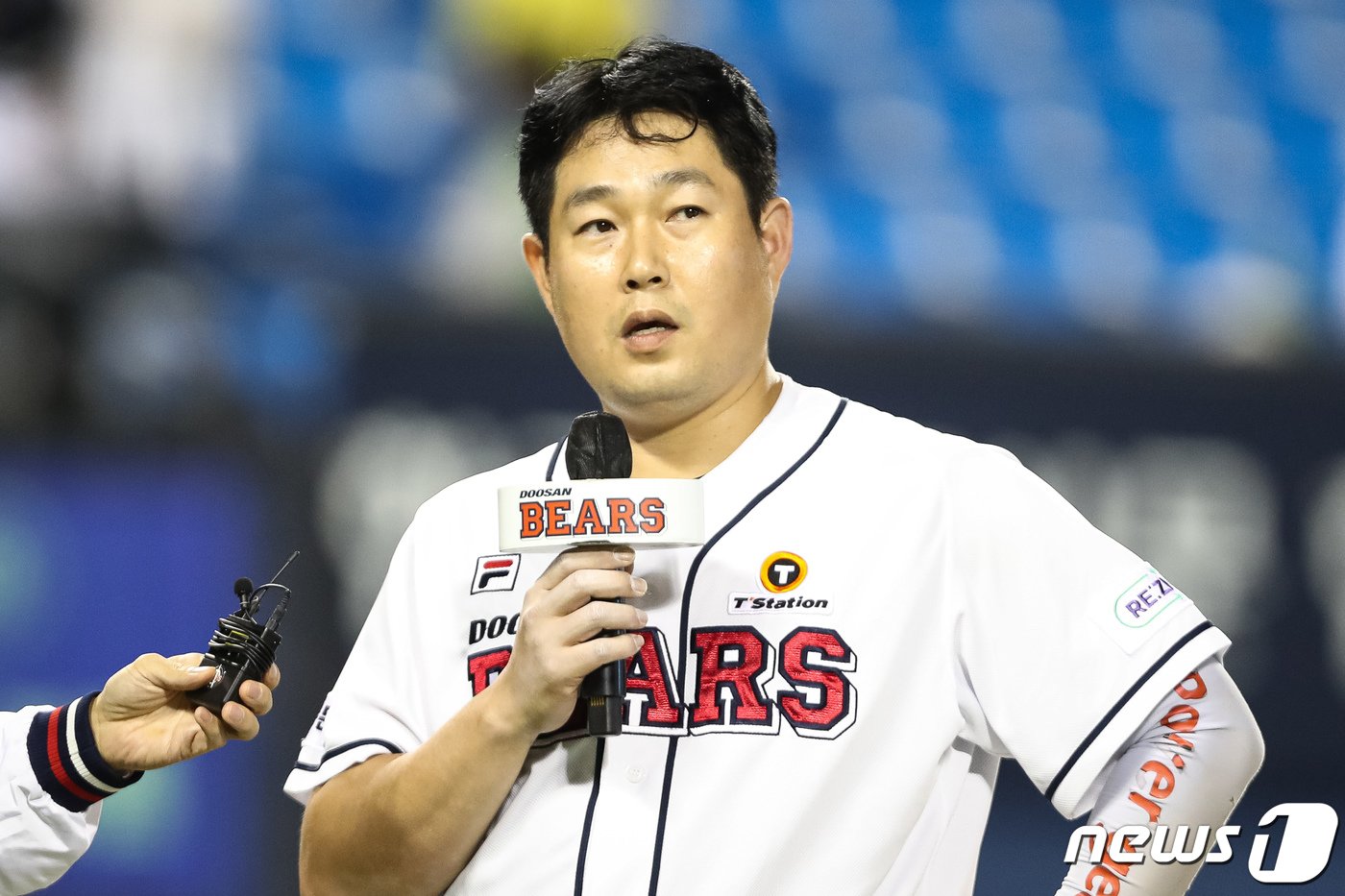 본문 이미지 - 16일 서울 송파구 잠실야구장에서 열린 프로야구 '2023 신한 SOL KBO리그' SSG 랜더스와 두산 베어스의 경기에서 2대3으로 패하며 정규시즌 홈경기를 마무리한 두산 양의지가 팬들을 향해 인사말을 하고 있다. 2023.10.16/뉴스1 ⓒ News1 유승관 기자