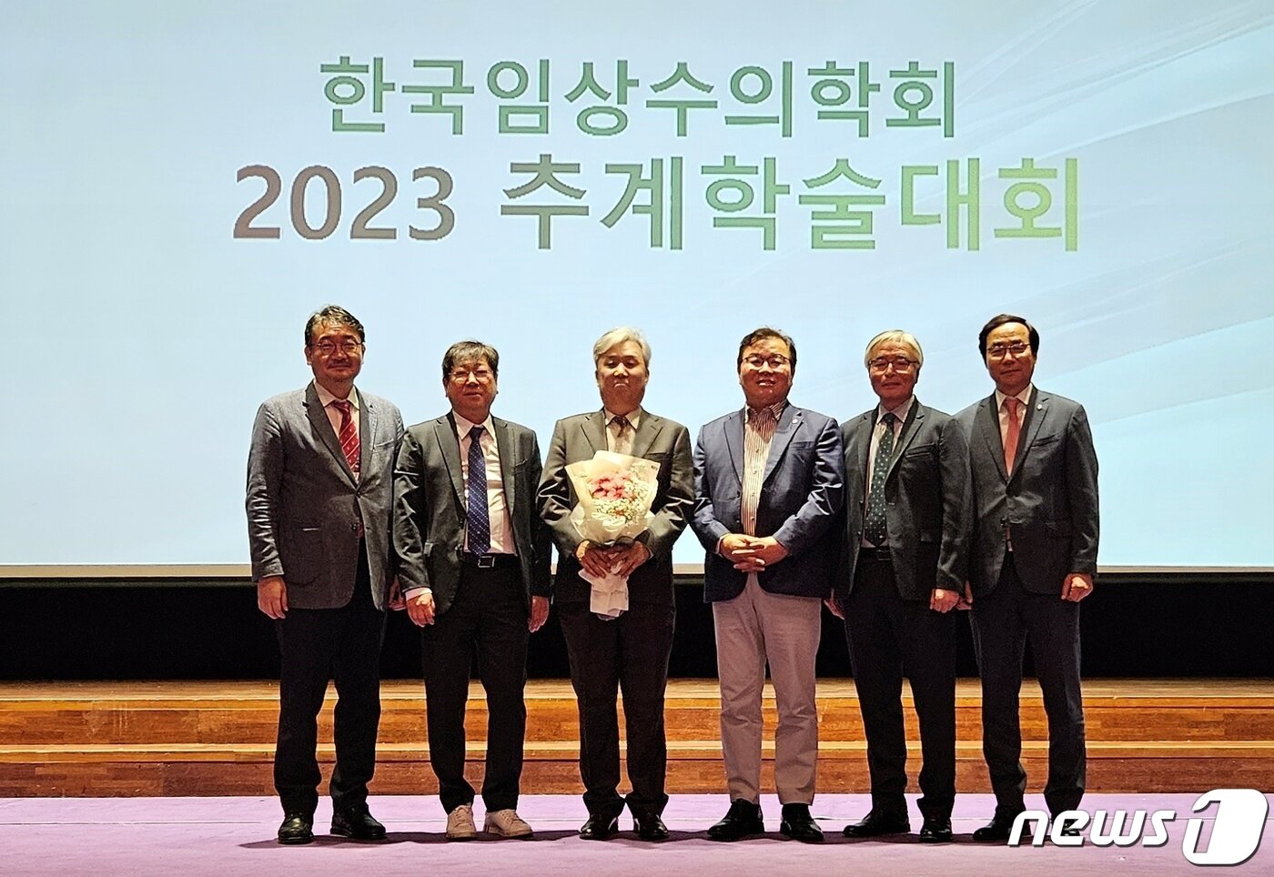 본문 이미지 - 14일 대구 엑스코에서 열린 한국임상수의학회 추계학술대회 참석자들이 기념사진을 찍고 있다. ⓒ 뉴스1 최서윤 기자