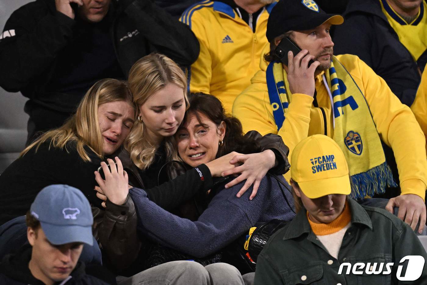 본문 이미지 - 16일(현지시간) 벨기에 수도 브뤼셀에서 벨기에-스웨덴 유로 2024 예선 경기가 열리던 킹 보두앵 스타디움 인근에서 총격 사건으로 스웨덴인 2명이 숨졌다. 경기가 취소된 가운데 안전을 위해 경기장에 머무는 시민들이 슬픔에 빠진 모습. 23.10.16 ⓒ AFP=뉴스1 ⓒ News1 김예슬 기자