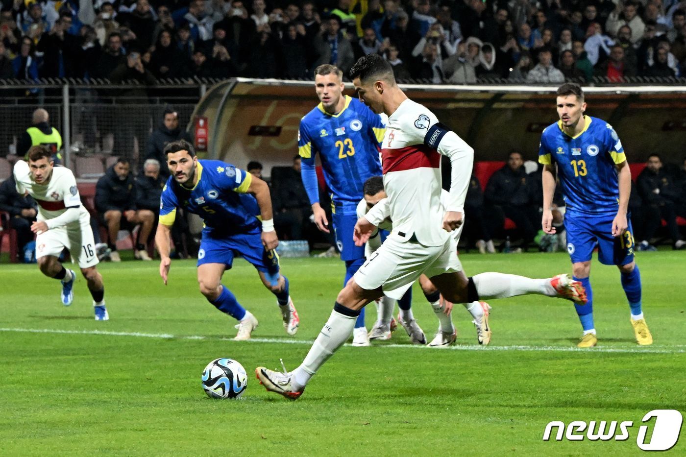 본문 이미지 - 보스니아 헤르체고비나전에서 멀티골을 넣은 호날두. ⓒ AFP=뉴스1