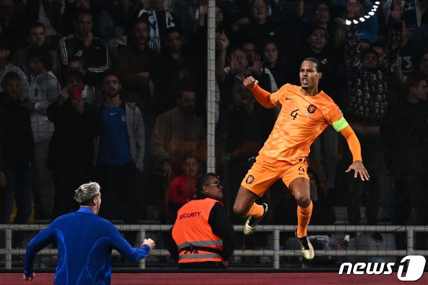 본문 이미지 - 후반 추가시간 페널티킥 결승골을 터트린 판다이크. ⓒ AFP=뉴스1