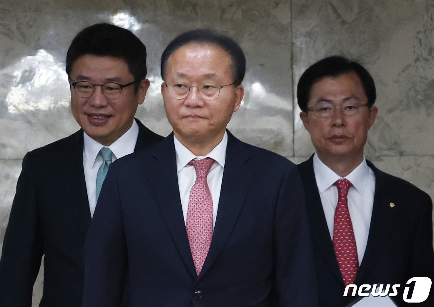 본문 이미지 - 윤재옥 국민의힘 원내대표와 신임 유의동 정책위의장, 이만희 사무총장이 17일 서울 여의도 국회에서 열린 국정감사대책회의에 참석하고 있다. 2023.10.17/뉴스1 ⓒ News1 송원영 기자