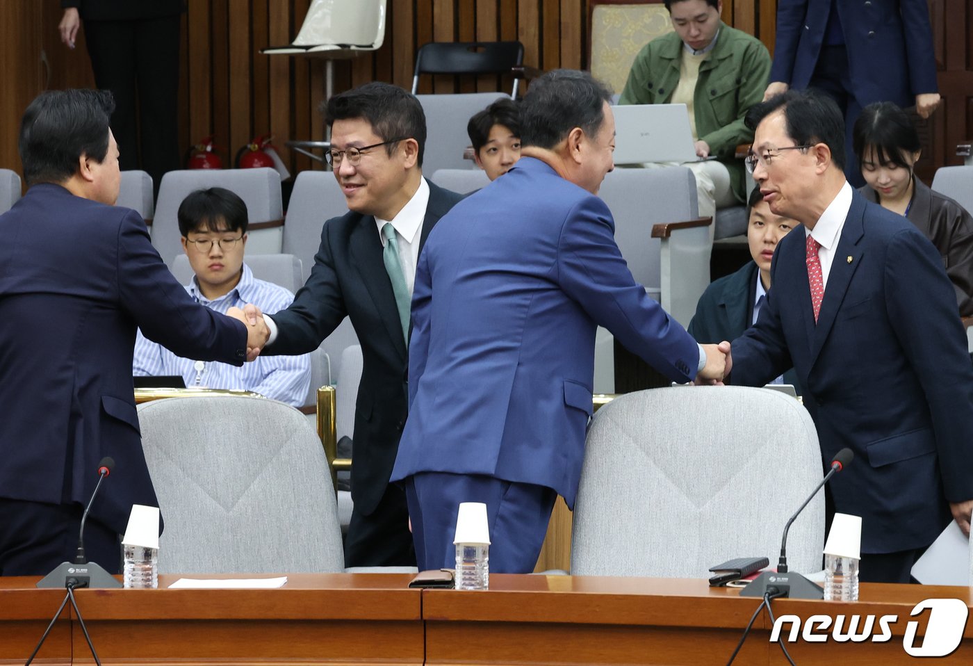 국민의힘 신임 유의동 정책위의장, 이만희 사무총장이 17일 서울 여의도 국회에서 열린 국정감사대책회의에서 의원들과 인사를 나누고 있다. 2023.10.17/뉴스1 ⓒ News1 송원영 기자