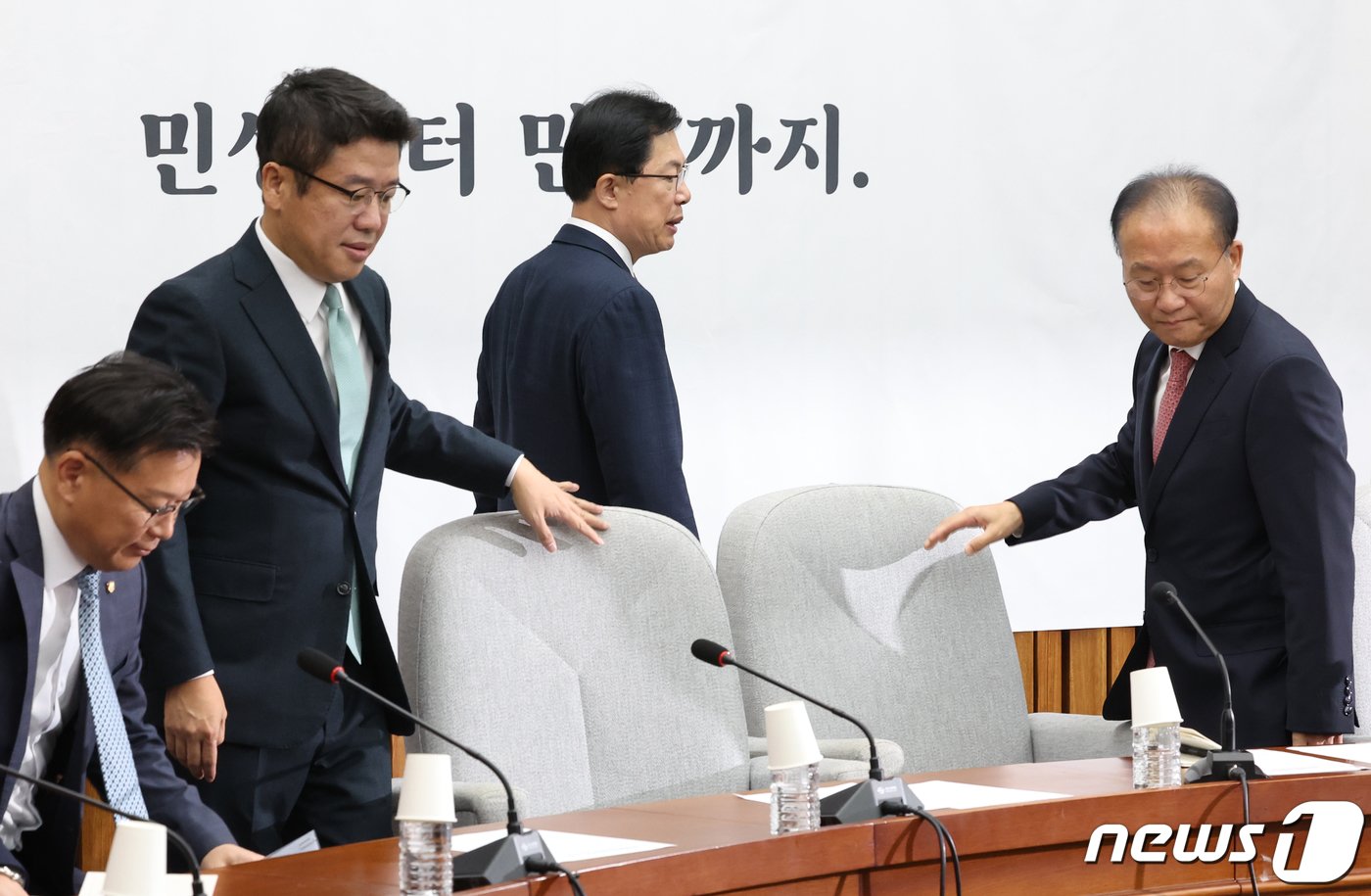 본문 이미지 - 윤재옥 국민의힘 원내대표와 신임 유의동 정책위의장, 이만희 사무총장이 17일 서울 여의도 국회에서 열린 국정감사대책회의에 참석하고 있다. 2023.10.17/뉴스1 ⓒ News1 송원영 기자