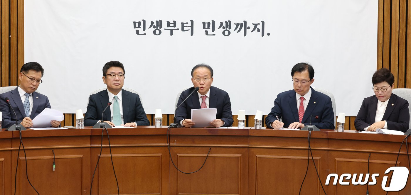 본문 이미지 - 윤재옥 국민의힘 원내대표가 17일 서울 여의도 국회에서 열린 국정감사대책회의에서 발언을 하고 있다. 2023.10.17/뉴스1 ⓒ News1 송원영 기자