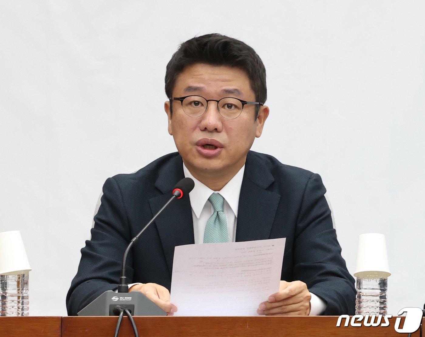 본문 이미지 - 유의동 국민의힘 신임 정책위의장이 17일 서울 여의도 국회에서 열린 국정감사대책회의에서 발언을 하고 있다. 2023.10.17/뉴스1 ⓒ News1 송원영 기자