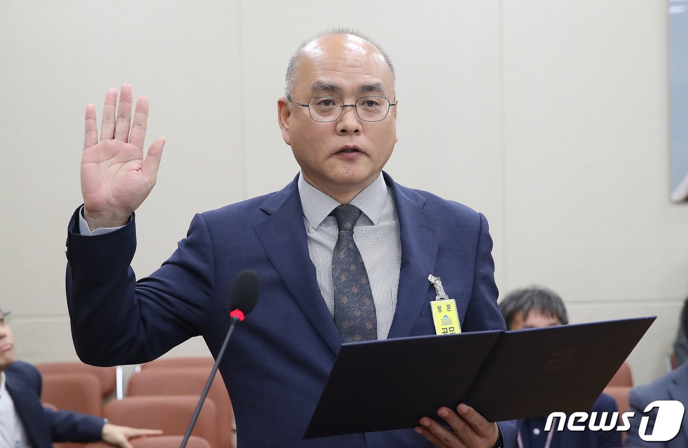 김덕재 한국방송공사&#40;KBS&#41; 사장 직무대행이 17일 오전 서울 여의도 국회에서 열린 과학기술정보방송통신위원회의 한국방송공사, 한국교육방송공사에 대한 국정감사에서 증인선서를 하고 있다. 2023.10.17/뉴스1 ⓒ News1 임세영 기자