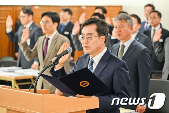 17일 진행된 국회 행정안전위원회의 경기도 국정감사가 차분한 분위기 속에 마무리 됐다.<BR> 사진은 김동연 도지사가 도청에서 열린 행안위 국감에서 증인선서를 하고 있는 모습. (공동취재) 2023.10.17/뉴스1 © News1 김영운 기자