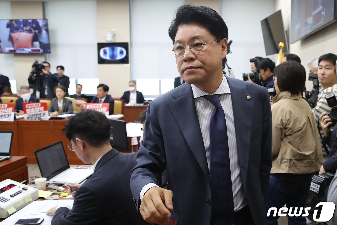본문 이미지 - 장제원 국회 과방위 위원장이 17일 오전 서울 여의도 국회에서 열린 과학기술정보방송통신위원회의 한국방송공사, 한국교육방송공사에 대한 국정감사에서 더불어민주당 의원들 자리에 붙은 '공영방송 낙하산사장 결사반대' 피켓과 관련해 감사중지를 선언하고 자리를 나서고 있다. 2023.10.17/뉴스1 ⓒ News1 임세영 기자
