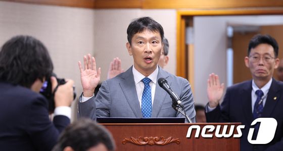[국감]선서하는 이복현 금융감독원장