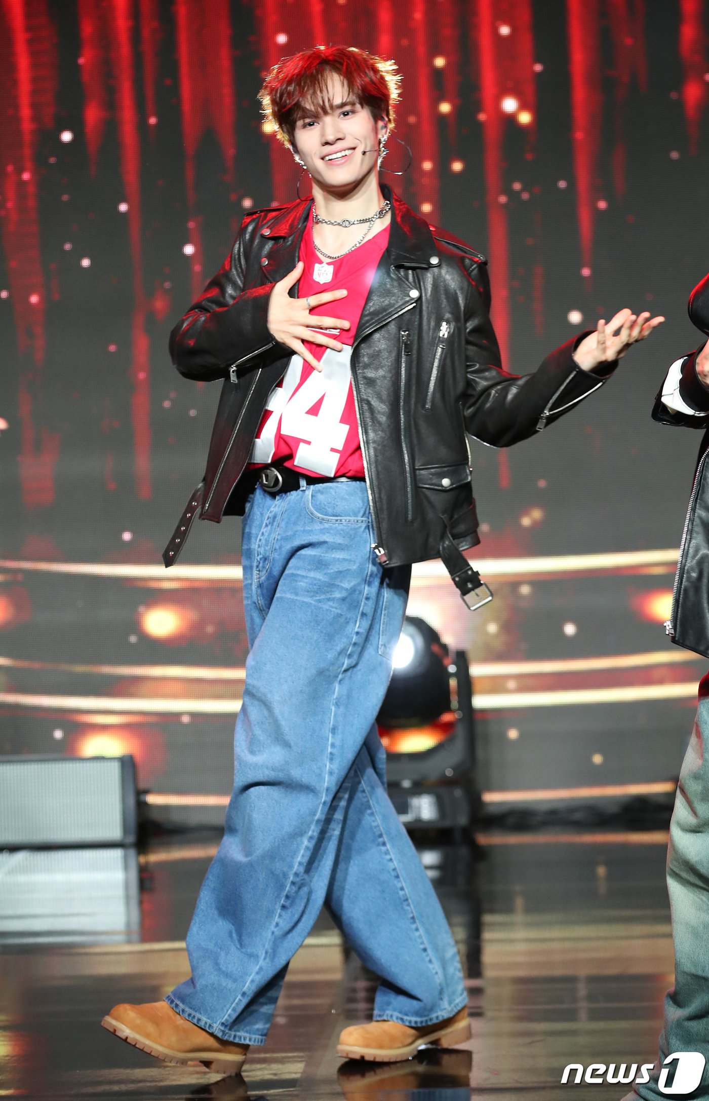 본문 이미지 - 가수 제이창이 17일 서울 강남구 일지아트홀에서 가진 첫 번째 미니앨범 '레이트 나잇'(Late Night) 발매 쇼케이스에서 타이틀 곡 '록스타'(Rockstar)를 열창하고 있다. 2023.10.17/뉴스1 ⓒ News1 권현진 기자