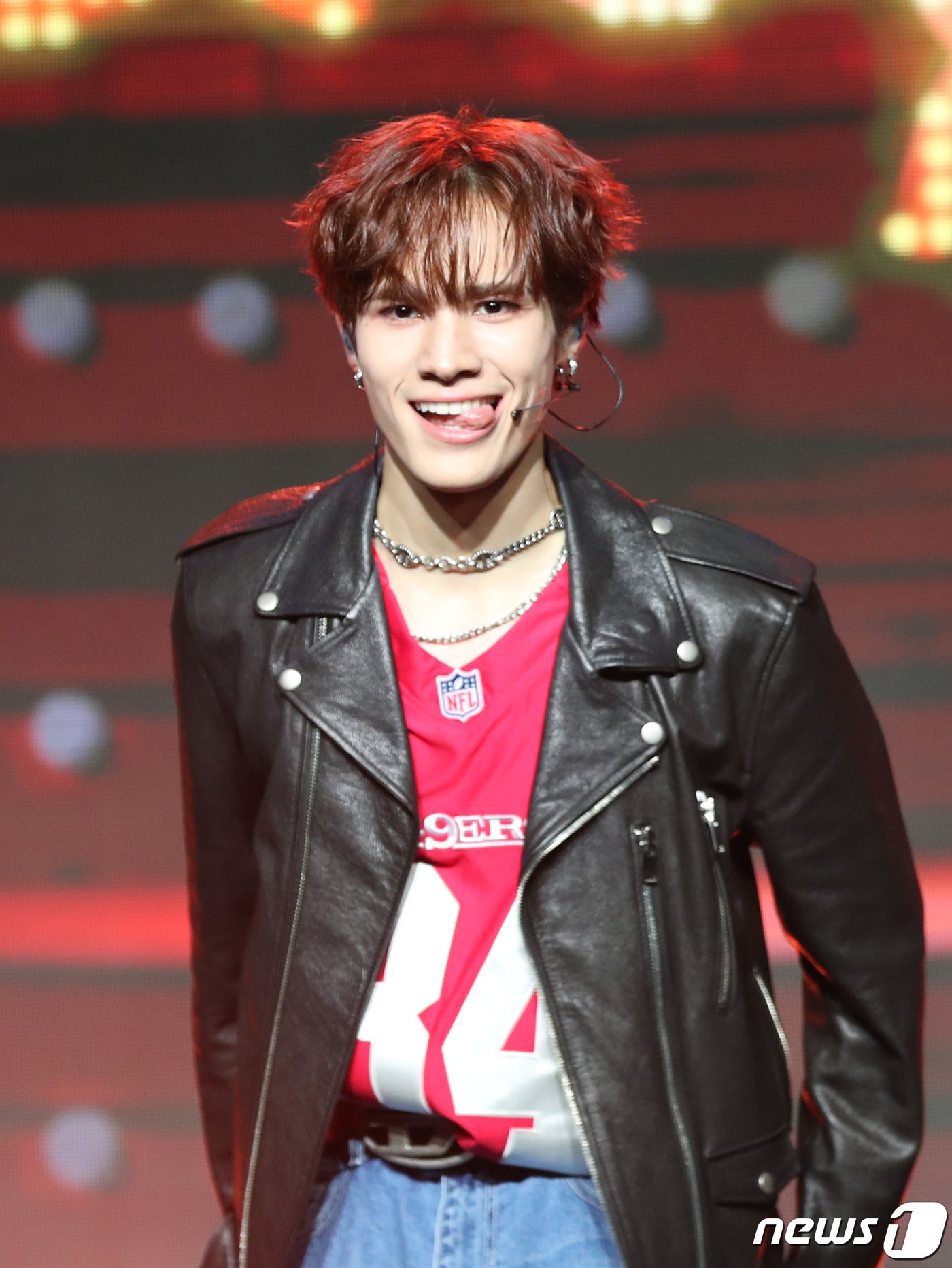 본문 이미지 - 가수 제이창이 17일 서울 강남구 일지아트홀에서 가진 첫 번째 미니앨범 '레이트 나잇'(Late Night) 발매 쇼케이스에서 타이틀 곡 '록스타'(Rockstar)를 열창하고 있다. 2023.10.17/뉴스1 ⓒ News1 권현진 기자