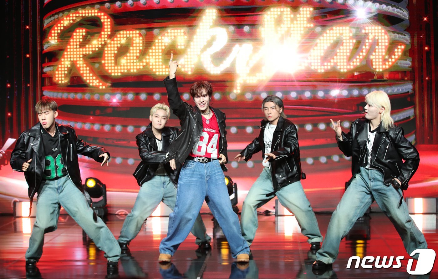 본문 이미지 - 가수 제이창이 17일 서울 강남구 일지아트홀에서 가진 첫 번째 미니앨범 '레이트 나잇'(Late Night) 발매 쇼케이스에서 타이틀 곡 '록스타'(Rockstar)를 열창하고 있다. 2023.10.17/뉴스1 ⓒ News1 권현진 기자