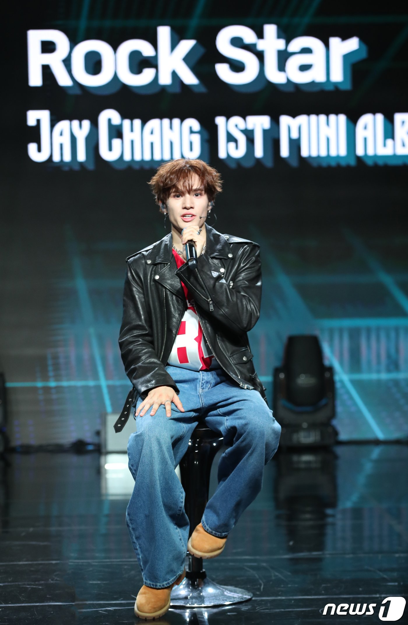 본문 이미지 - 가수 제이창이 17일 서울 강남구 일지아트홀에서 가진 첫 번째 미니앨범 '레이트 나잇'(Late Night) 발매 쇼케이스에서 타이틀 곡 '록스타'(Rockstar)를 설명하고 있다. 2023.10.17/뉴스1 ⓒ News1 권현진 기자