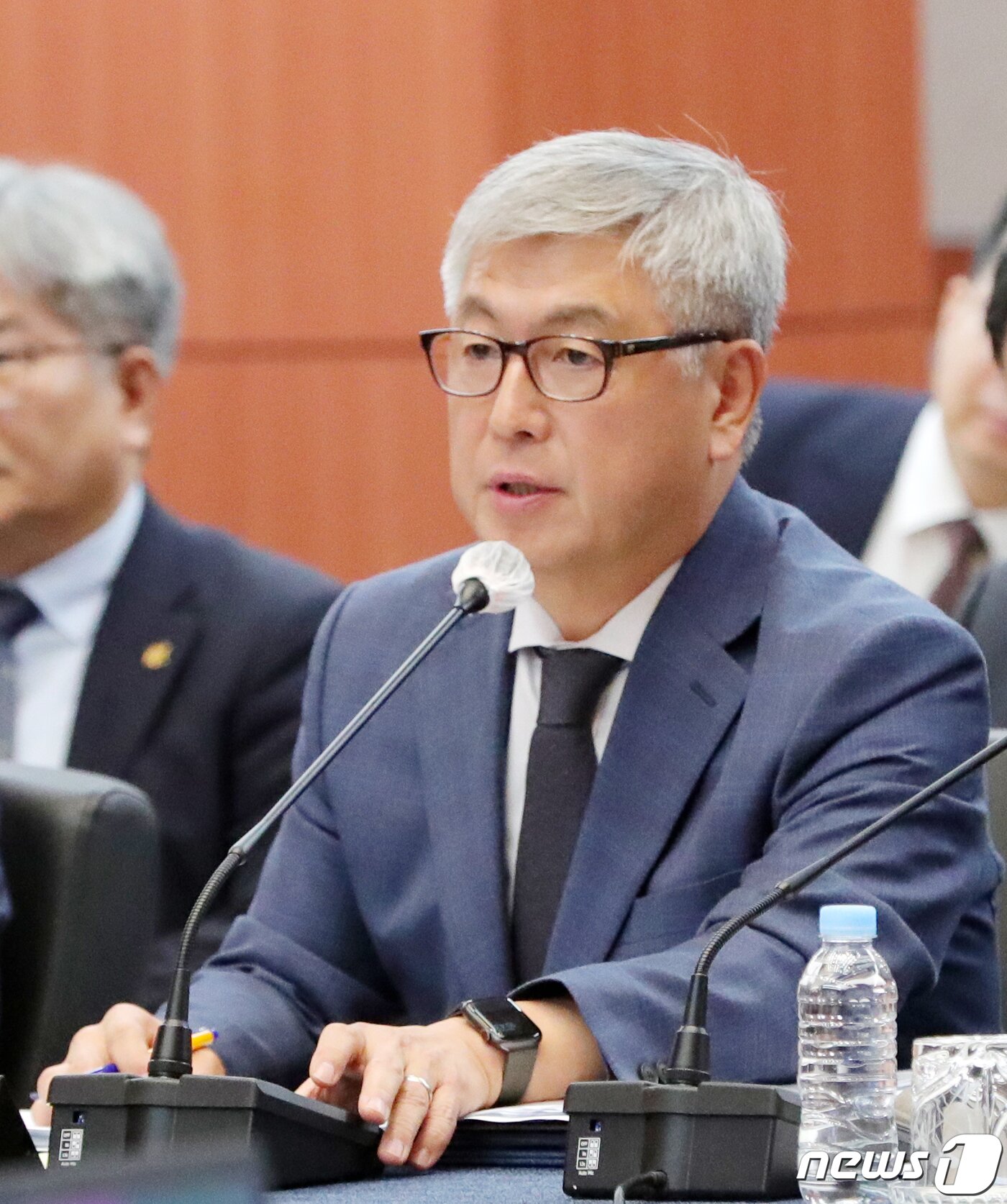 본문 이미지 - 유희철 전북대학교 병원장이 17일 전북 전주시 전북대학교 진수당에서 열린 국회 교육위원회의 호남지역 거점국립대와 국립대병원에 대한 국정감사에서 의원 질의에 답변을 하고 있다. 2023.10.17/뉴스1 ⓒ News1 유경석 기자