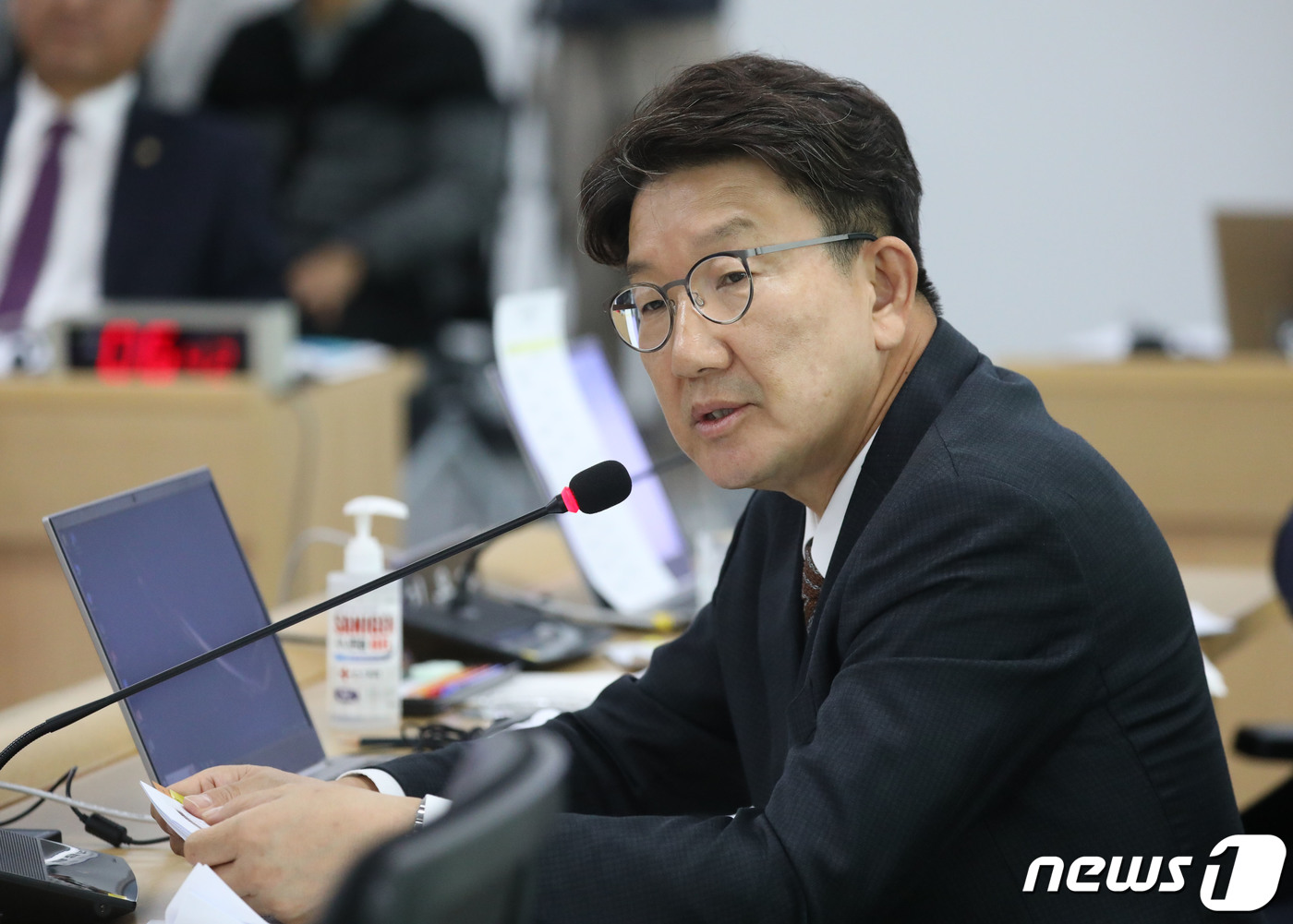 (수원=뉴스1) 김영운 기자 = 권선동 국민의힘 의원이 17일 오전 경기 수원시 영통구 경기도청에서 열린 국회 행정안전위원회의 경기도에 대한 국정감사에서 질의를 하고 있다. 202 …