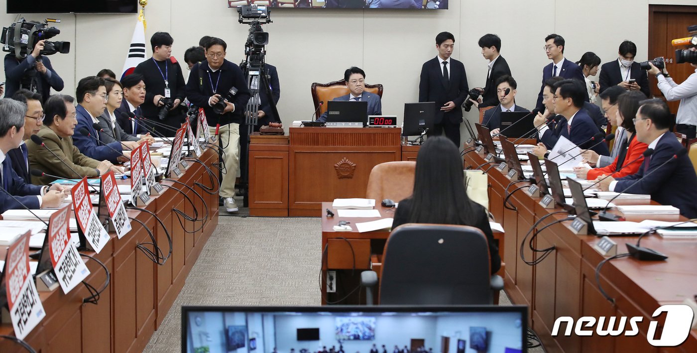 본문 이미지 - 국민의힘 의원들이 17일 오전 서울 여의도 국회에서 열린 과학기술정보방송통신위원회의 한국방송공사, 한국교육방송공사에 대한 국정감사에서 더불어민주당 의원들 자리에 붙은 '공영방송 낙하산사장 결사반대' 피켓과 관련해 항의하고 있다. 2023.10.17/뉴스1 ⓒ News1 임세영 기자