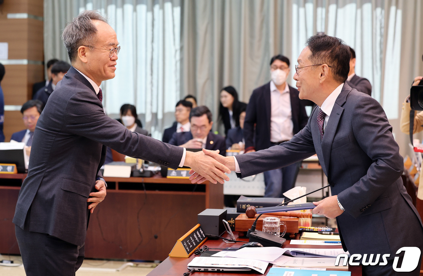 (서울=뉴스1) 이동해 기자 = 이주형 서울고등검찰청 검사장이 17일 오전 서울 서초구 서울고등검찰청에서 열린 국회 법제사법위원회의 서울중앙지검 등 11개 검찰청에 대한 국정감사에 …