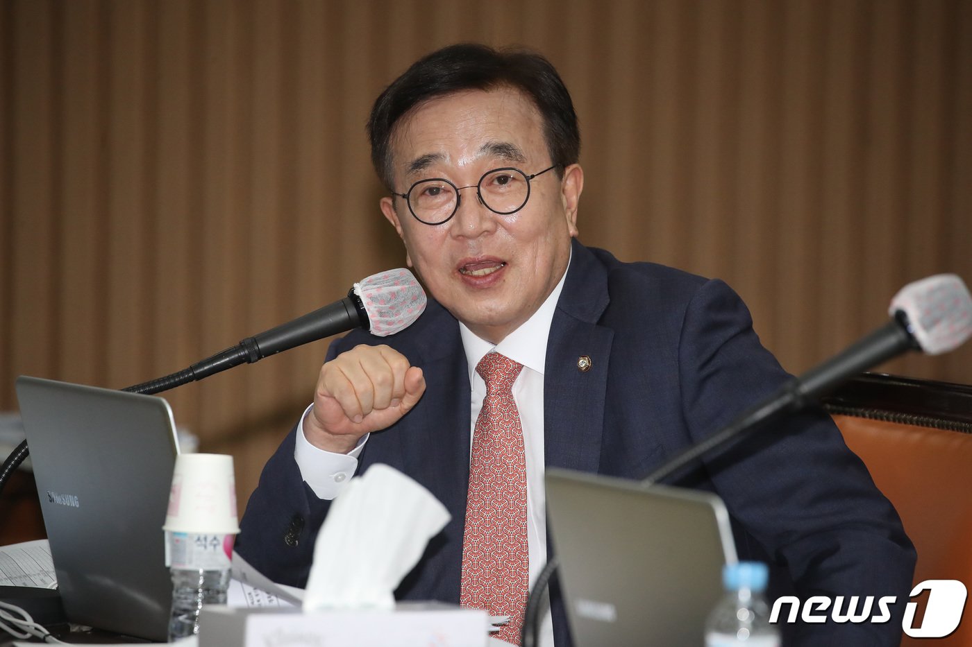 본문 이미지 - 서병수 국민의힘 의원이 17일 오전 대구 북구 경북대에서 열린 국회 교육위원회의 경북대, 강원대, 대구교대, 경북대병원, 강원대병원, 경북대치과병원, 강릉원주대치과병원에 대한 2023년도 국정감사에서 질의하고 있다. 2023.10.17/뉴스1 ⓒ News1 공정식 기자