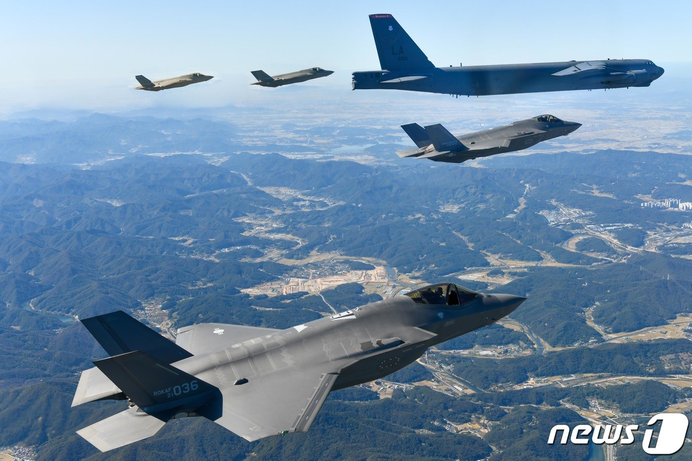 본문 이미지 - 지난 17일 오전 미국 공군 B-52H 전략폭격기와 우리 공군 F-35A 전투기들이 한반도 상공에서 연합공중훈련을 하고 있다.  (공군 제공) 2023.10.17/뉴스1