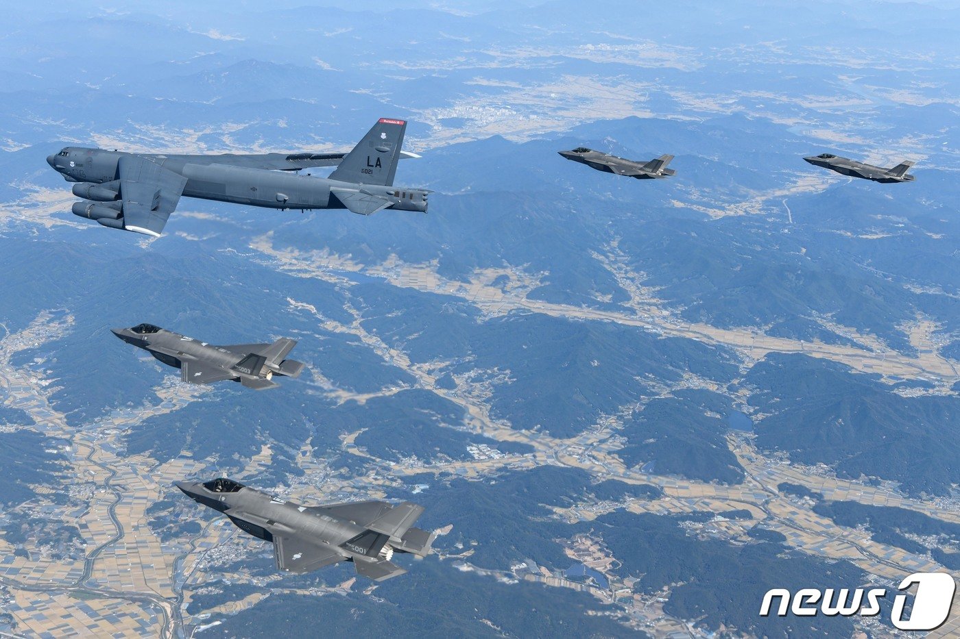 본문 이미지 - 지난해 10월  미국 공군의 B-52H 전략폭격기와 한국 공군의 F-35A 전투기들이 한반도 상공에서 한미 연합공중훈련을 수행하는 모습(공군 제공). 2023.10.17/뉴스1