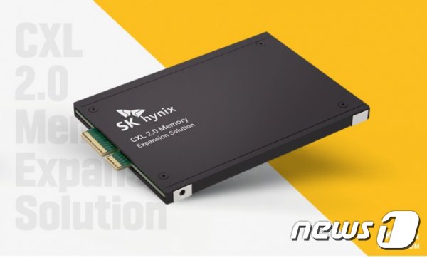 본문 이미지 -  SK하이닉스가 지난해 8월 1a㎚&#40;나노&#41; DDR5 24Gb&#40;기가비트&#41;를 사용한 &#39;96GB&#40;기가바이트&#41; CXL 메모리&#39;를 개발했다. &#40;SK하이닉스 제공&#41;