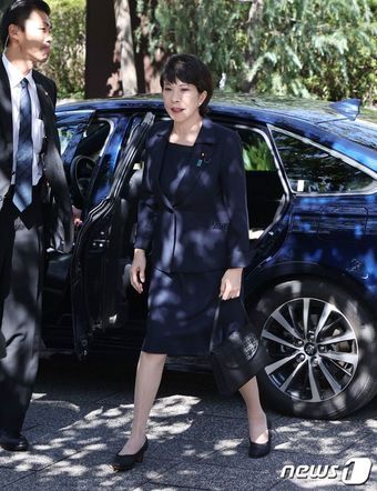 본문 이미지 - 지난 2023년 10월 17일 추계 예대제를 맞아 다카이치 사나에 자민당 총재&#40;당시 경제안전보장상&#41;가 야스쿠니 신사를 참배하기 위해 방문한 모습.ⓒ AFP=뉴스1 