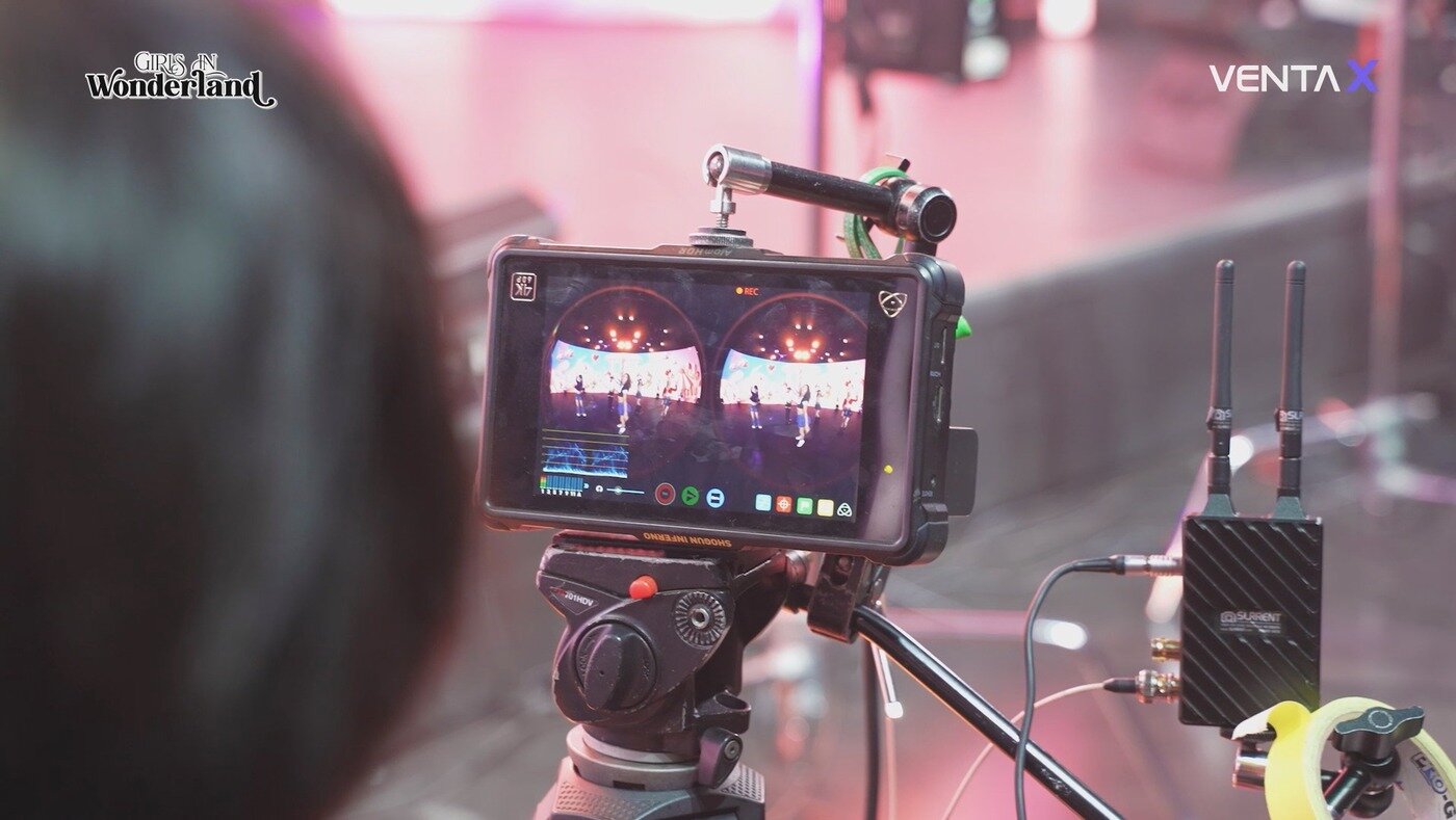 본문 이미지 - 두 개의 카메라를 이용해 S3D 기술로 촬영하고 있다. (벤타브이알 제공)