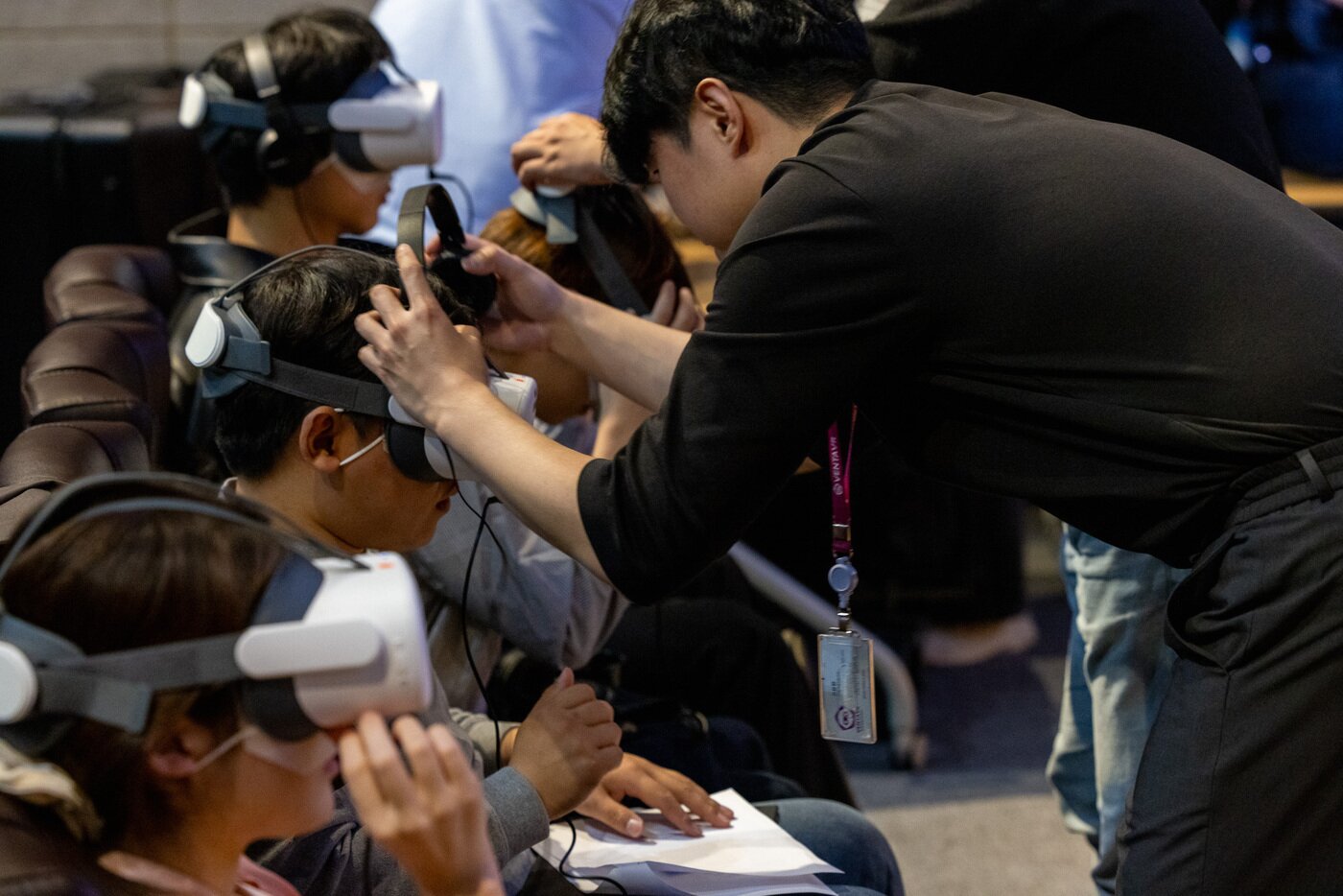 본문 이미지 - VR 기기를 착용하고 있는 모습 (벤타브이알 제공)