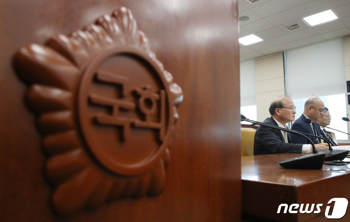 본문 이미지 - 김덕재 한국방송공사(KBS) 사장 직무대행(가운데)이 17일 오전 서울 여의도 국회에서 열린 과학기술정보방송통신위원회의 한국방송공사, 한국교육방송공사에 대한 국정감사에서 의원들의 질의를 경청하고 있다. 왼쪽부터 이상인 방송통신위원회 부위원장, 김 직무대행, 김유열 한국교육방송공사(EBS) 사장. 2023.10.17/뉴스1 ⓒ News1 임세영 기자