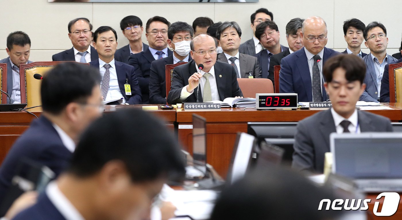 본문 이미지 - 이상인 방송통신위원회 부위원장이 17일 오후 서울 여의도 국회에서 열린 과학기술정보방송통신위원회의 한국방송공사, 한국교육방송공사에 대한 국정감사에서 의원들의 질의에 답하고 있다. 2023.10.17/뉴스1 ⓒ News1 임세영 기자