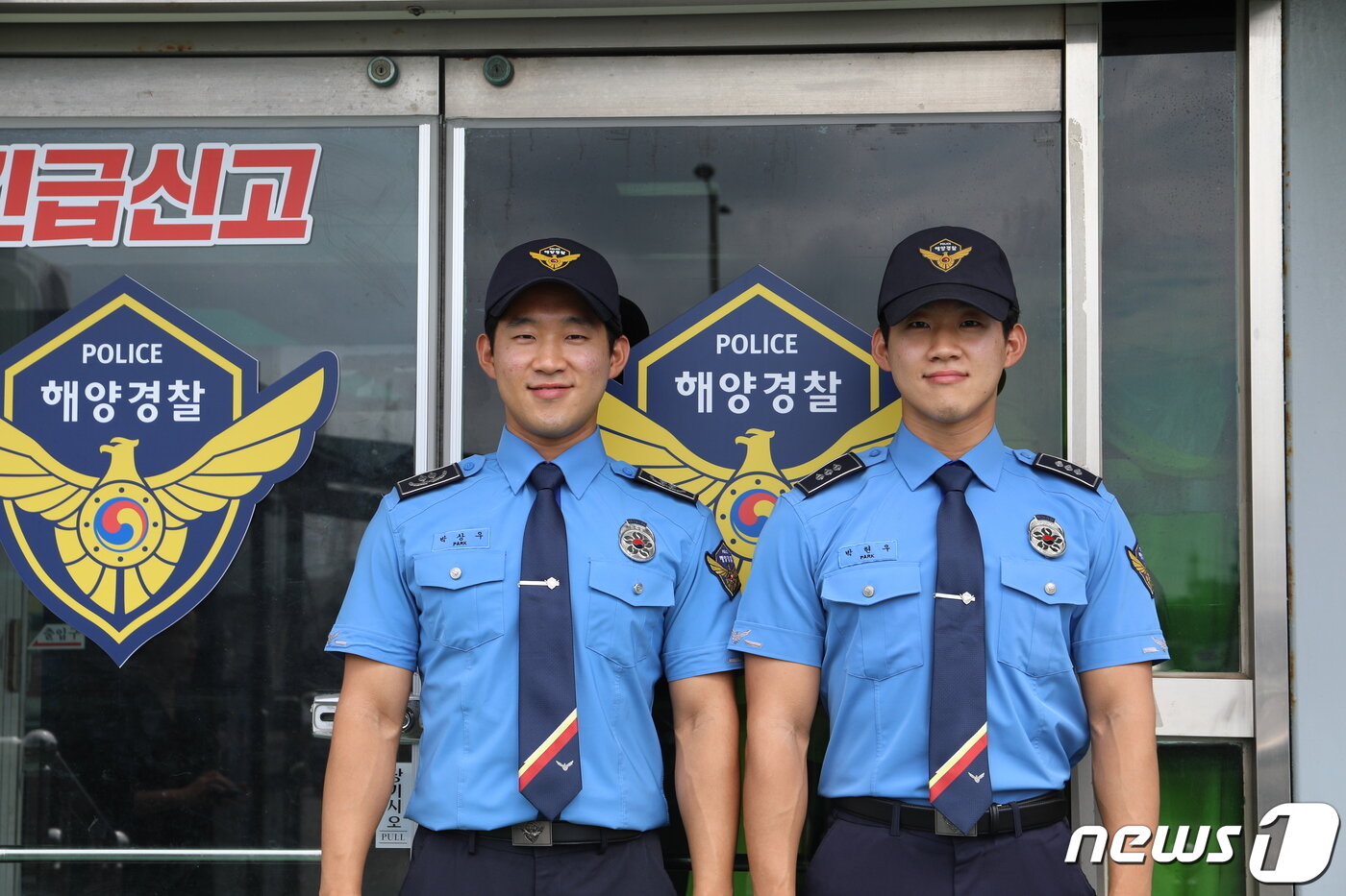 본문 이미지 - 목포해양경찰서 북항파출소 소속 경장 박현우(형·왼쪽)·박상우 쌍둥이.(목포해경 제공)2023.10.17/뉴스1