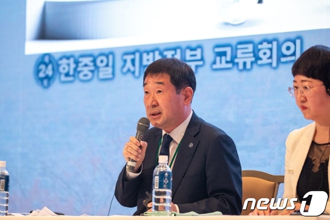 이재영 충북 증평군수가 17일 일본 야마나시현 로얄호텔 야쓰가타케에서 24회 한·중·일 우호교류 회의에서 &#39;증평 C+ESG&#39; 를 주제로 발표를 하고 있다.&#40;증평군 제공&#41;/뉴스1