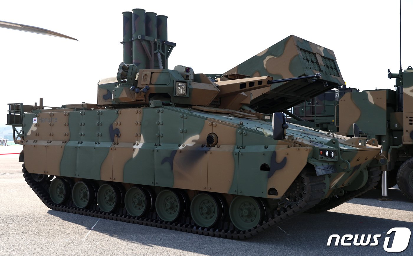 본문 이미지 - 17일 오후 경기도 성남시 서울공항에서 개막한 '2023 서울 항공우주방위산업전시회(ADEX)' 야외전시장에 레드백 장갑차가 전시돼 있다. 2023.10.17/뉴스1 ⓒ News1 구윤성 기자