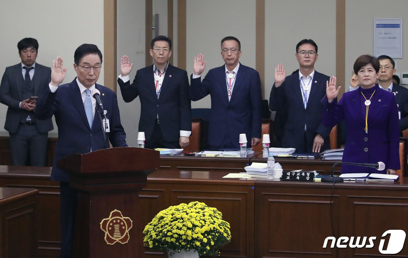 본문 이미지 - 임종식 경북교육감(왼쪽)이 17일 오후 대구 북구 경북대에서 열린 국회 교육위의 대구·경북·강원 교육청에 대한 2023년도 국정감사에서 기관 대표로 선서하고 있다. 2023.10.17/뉴스1 ⓒ News1 공정식 기자