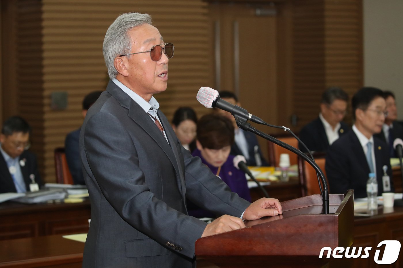 민병희 전 강원교육감이 17일 오후 대구 북구 경북대에서 열린 국회 교육위의 대구·경북·강원 교육청에 대한 2023년도 국정감사에 출석해 이태규 감사반장의 &#39;중·고교 학생들의 북한지역 현장학습을 위한 가이드북&#39; 관련 질의에 답하고 있다. 2023.10.17/뉴스1 ⓒ News1 공정식 기자