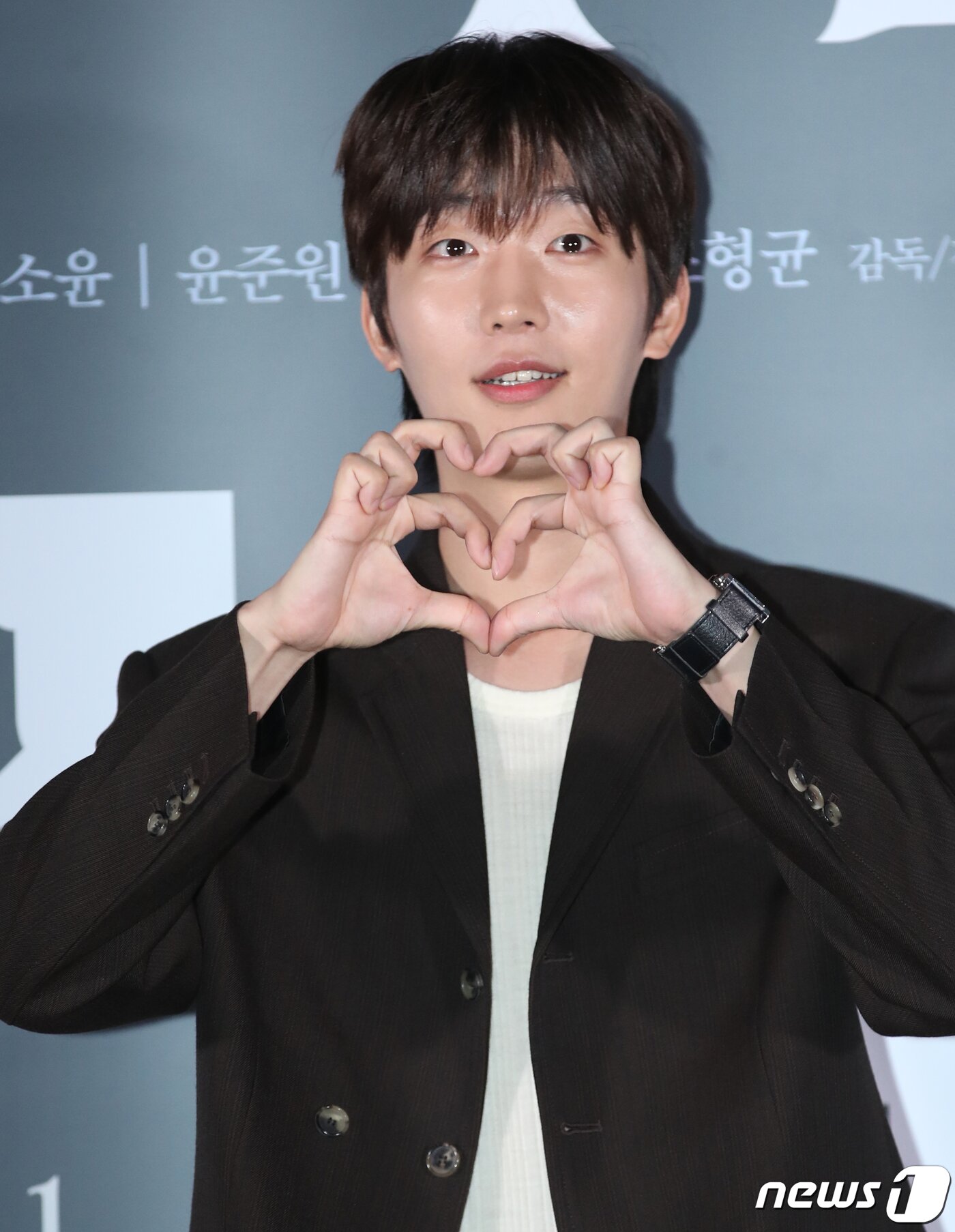 본문 이미지 - 배우 윤준원이 17일 서울 용산구 CGV 용산아이파크몰에서 열린 영화 '독친'(감독 김수인) 언론시사회에서 포즈를 취하고 있다. '독친'은 독이 되는 줄도 모르고 지독한 사랑을 주는 엄마 혜영(장서희 분)이 딸 유리(강안나 분)의 죽음을 추적하며 충격적 진실과 마주하게 되는 미스터리 현실 공포 심리극이다. 2023.10.17/뉴스1 ⓒ News1 권현진 기자