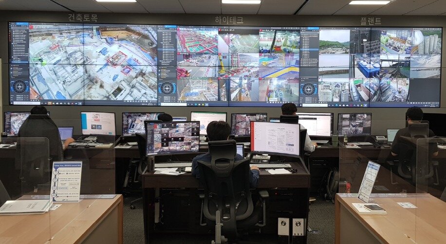 본문 이미지 - 삼성물산 관계자들이 안전상황실에서 자사 현장의 위험 상황을 모니터링하고 있다. /삼성물산 제공 
