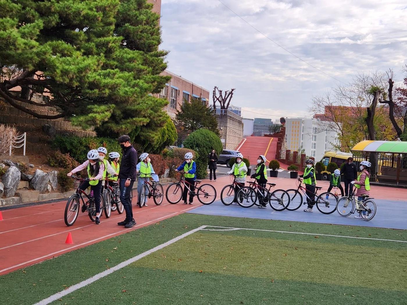 본문 이미지 - 서울 중구 소재 초등학교에서 '찾아가는 어린이 안전교육'이 진행되는 모습. (중구 제공)