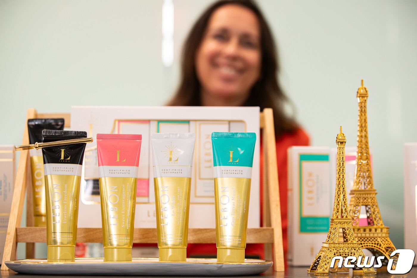 본문 이미지 - 프랑스 프리미엄 치약 르봉 공동회장 리차드 팔라씨, 스테파니 팔라씨 부부가 17일 서울 양천구 온누리스토어에서 뉴스1과 인터뷰하고 있다. 2023.10.17/뉴스1 ⓒ News1 유승관 기자